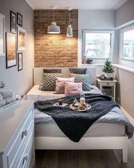 39. Decoração de quarto feminino pequeno com parede tijolinho -Foto EstiloyDeco