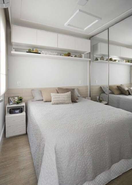 46. Decoração para quarto pequeno feminino com guarda roupa espelhado e cabeceira de madeira – Foto Jeito de Casa