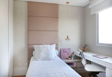 17. Quarto de solteiro feminino pequeno branco e rosa decorado com cabeceira estofada – Foto Belluzzo Martinhão