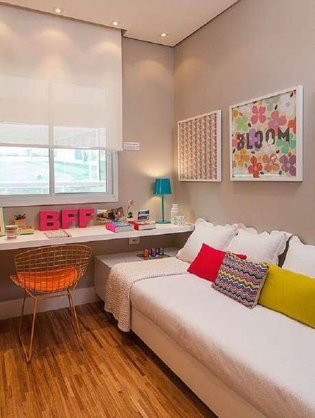 26. Quarto juvenil feminino pequeno decorado com almofadas coloridas – Foto Rúbia M. Vieira Interiores