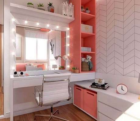 19. Quarto feminino pequeno branco e rosa decorado com penteadeira planejada com iluminação – Foto Pinterest