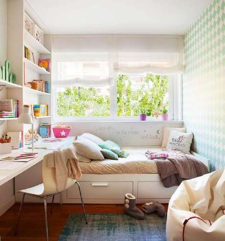 21. Quarto feminino pequeno decorado com móveis planejados – Foto El Mueble