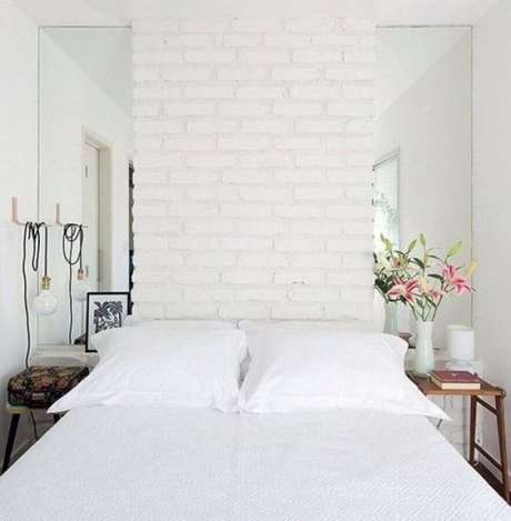 38. Decoração de quarto feminino pequeno com parede tijolinho branco e detalhe espelhado – Foto Archidea