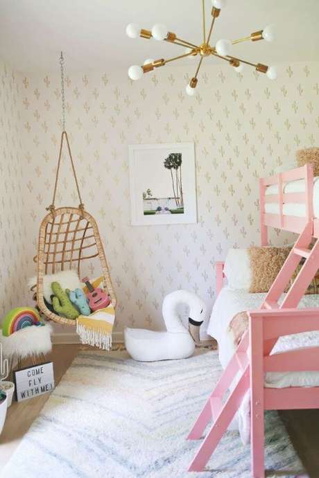8. Lustre infantil dourado com decoração rosa e branco – Foto Revista VD