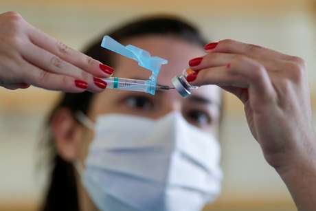 Funcionária prepara dose de vacina contra a Covid-19. 29/03/2021. REUTERS/Ueslei Marcelino.  