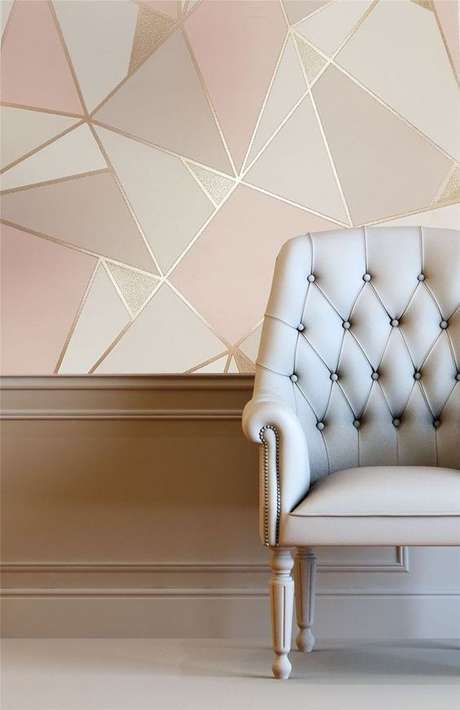 5. Papel de parede rose gold geometrico e poltrona bege – Foto Fashion Bubbles 5. Papel de parede rose gold geometrico e poltrona bege – Foto Fashion Bubbles