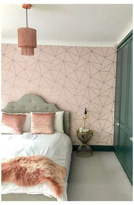 32. Quarto com papel de parede rosa e detalhes geométricos – Foto Amazon 32. Quarto com papel de parede rosa e detalhes geométricos – Foto Amazon