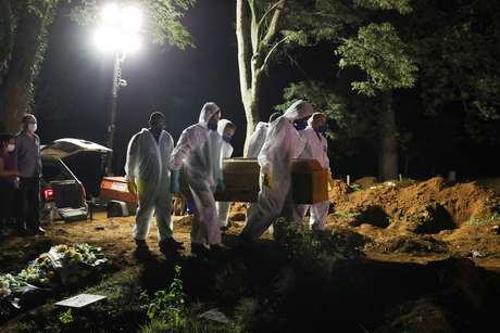 Enterro no cemitério da Vila Formosa, em São Paulo, em meio à pandemia de coronavírus 
25/03/2021
REUTERS/Amanda Perobelli