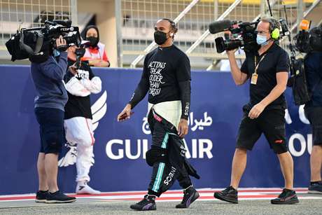Lewis Hamilton com a camiseta "ações falam mais alto que palavras" 