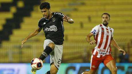 Tiago Reis (esquerda) marcou três gols na vitória de virada do Vasco sobre o Bangu pelo Cariocão 2021 (Rafael Ribeiro/Vasco) Tiago Reis (esquerda) marcou três gols na vitória de virada do Vasco sobre o Bangu pelo Cariocão 2021 (Rafael Ribeiro/Vasco)