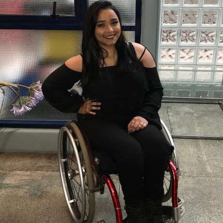 Thayane ficou paraplégica com os tiros que levou no ataque e teve que aprender a conviver com o preconceito e as dificuldades de ser cadeirante Thayane ficou paraplégica com os tiros que levou no ataque e teve que aprender a conviver com o preconceito e as dificuldades de ser cadeirante