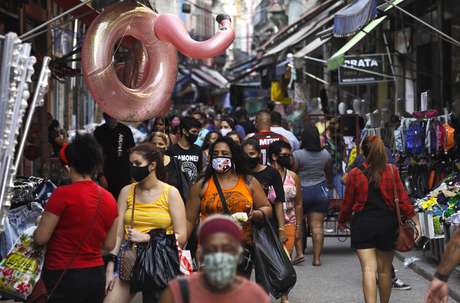 Consumidores fazem compras em rua comercial do Rio de Janeiro 16/09/2020 REUTERS/Ricardo Moraes