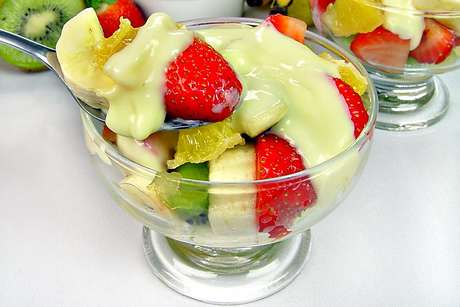 Guia da Cozinha - Sobremesa rápida e saborosa com salada de frutas cremosa