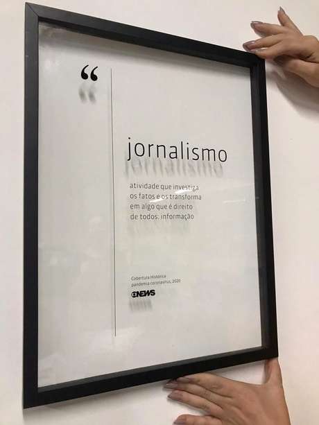 O quadro presenteado pela direo da GloboNews j foi exibido com orgulho por vrios jornalistas atuantes na cobertura da pandemia