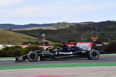 Hamilton mantém Mercedes na frente e lidera treino livre 2 em Portugal. Alonso fecha top-5