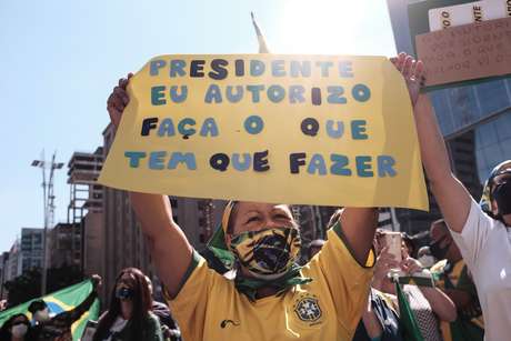 Manifestação na Avenida Paulista, em São Paulo, em favor do presidente Bolsonaro pede a intervenção militar