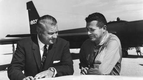 Kelly Johnson (esq.) e Francis Gary Powers, o piloto do U-2 que os russos conseguiram abater (