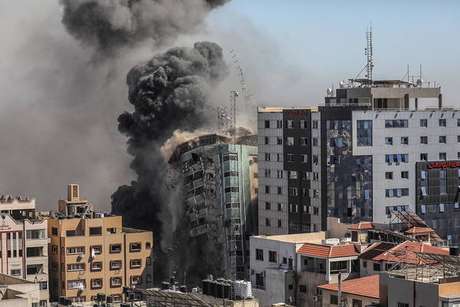 Momento em que o prédio foi atingido em Gaza