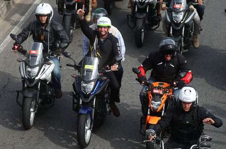 Presidente Jair Bolsonaro acena a apoiadores durante manifestação de motociclistas que liderou no Rio de Janeiro 23/05/2021 REUTERS/Pilar Olivares