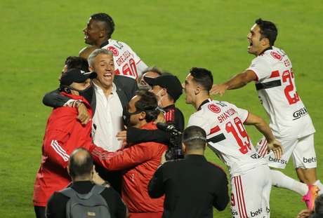 Jogadores celebram título com Hernan Crespo