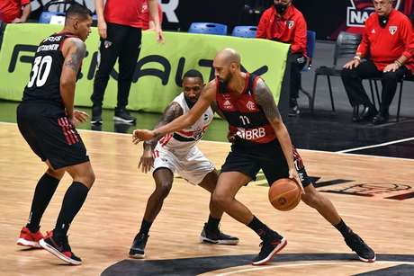 Em fim dramático, Flamengo vence segundo jogo e se aproxima do título do NBB
