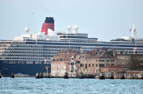 Navio de cruzeiro no centro histórico de Veneza, em foto de arquivo