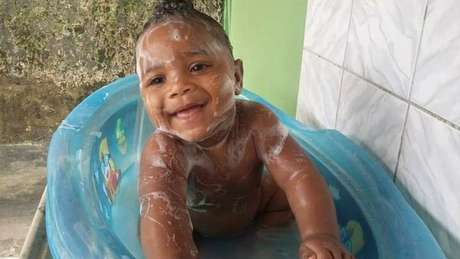 "Todo dia eu converso com ele: 'filho, me ajuda a ficar de p&eacute;'", conta a m&atilde;e de Miguel