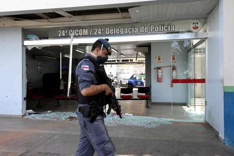 Policial ronda local de ataque em Manaus