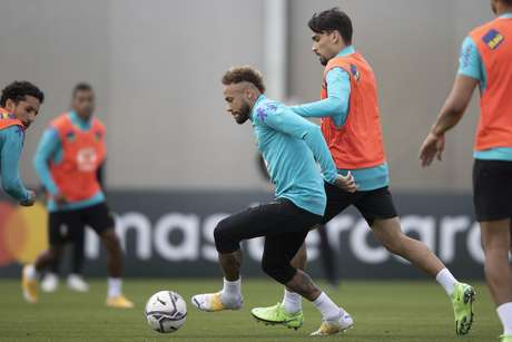 Neymar tenta a jogada em treino da Seleção Brasileira
