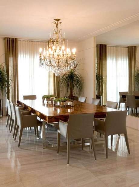 38. Decoração sofisticada em cores neutras com lustre de teto para sala de jantar – Foto: Pinterest 38. Decoração sofisticada em cores neutras com lustre de teto para sala de jantar – Foto: Pinterest