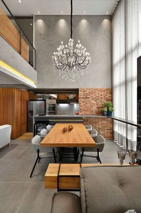 59. Sala de jantar estilo industrial decorada com lustre de teto de cristais – Foto: Futurist Architecture 59. Sala de jantar estilo industrial decorada com lustre de teto de cristais – Foto: Futurist Architecture
