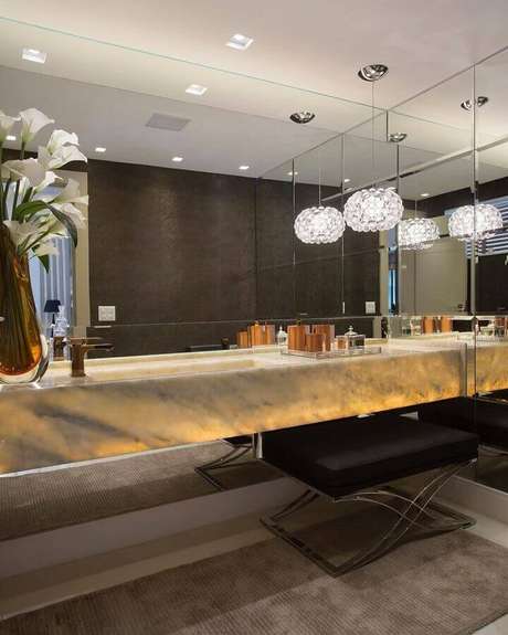 40. Lavabo sofisticado decorado com lustre de teto pequeno – Foto: Claudia Pimenta e Patrícia Franco 40. Lavabo sofisticado decorado com lustre de teto pequeno – Foto: Claudia Pimenta e Patrícia Franco