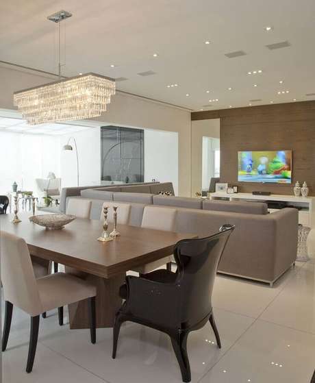 22. Decoração com lustre de teto para sala de jantar integrada com sala de estar – Foto: Pinterest 22. Decoração com lustre de teto para sala de jantar integrada com sala de estar – Foto: Pinterest