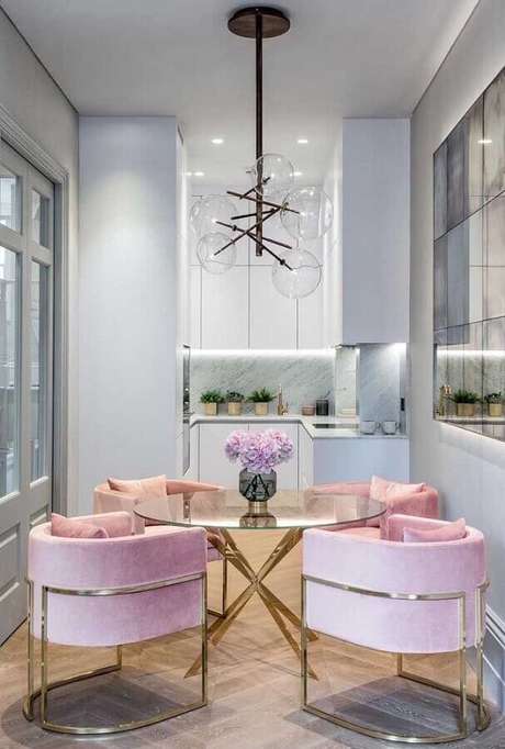 52. Lustre de teto para sala de jantar decorada com mesa de vidro e cadeiras estofadas cor de rosa – Foto: Apartment Therapy 52. Lustre de teto para sala de jantar decorada com mesa de vidro e cadeiras estofadas cor de rosa – Foto: Apartment Therapy