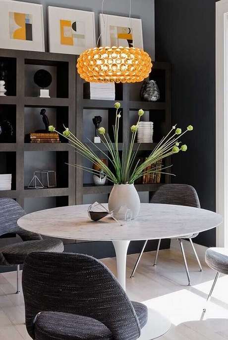 60. Sala de jantar moderna decorada com lustre de teto redondo – Foto: Pinterest 60. Sala de jantar moderna decorada com lustre de teto redondo – Foto: Pinterest