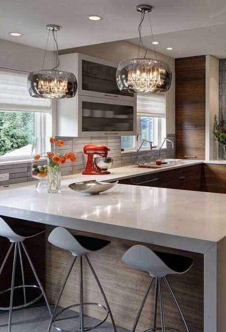 18. Decoração com lustre de teto para cozinha planejada em U – Foto: Pinterest 18. Decoração com lustre de teto para cozinha planejada em U – Foto: Pinterest