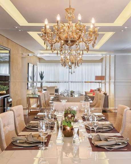61. Sala de jantar sofisticada decorada com lustre de teto candelabro – Foto: Janaina Marques e Jenny 61. Sala de jantar sofisticada decorada com lustre de teto candelabro – Foto: Janaina Marques e Jenny