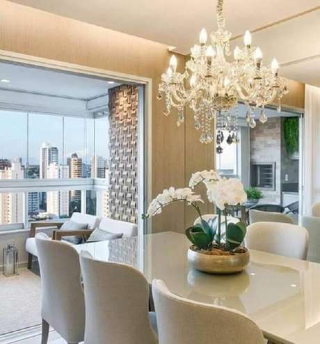 49. Lustre de teto para sala de jantar com decoração sofisticada – Foto: PlaneteFemmes 49. Lustre de teto para sala de jantar com decoração sofisticada – Foto: PlaneteFemmes