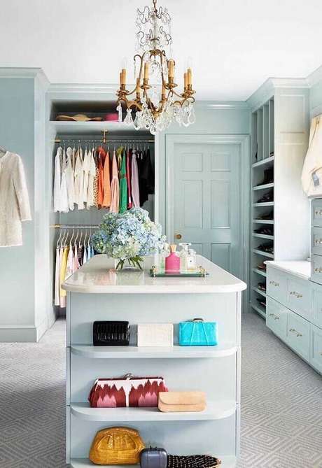 26. Decoração de closet com lustre de teto – Foto: Pinterest 26. Decoração de closet com lustre de teto – Foto: Pinterest