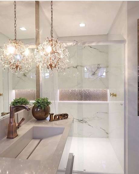 3. Para espaços muito pequenos prefira modelos menores de lustre de teto – Foto: Pinterest 3. Para espaços muito pequenos prefira modelos menores de lustre de teto – Foto: Pinterest