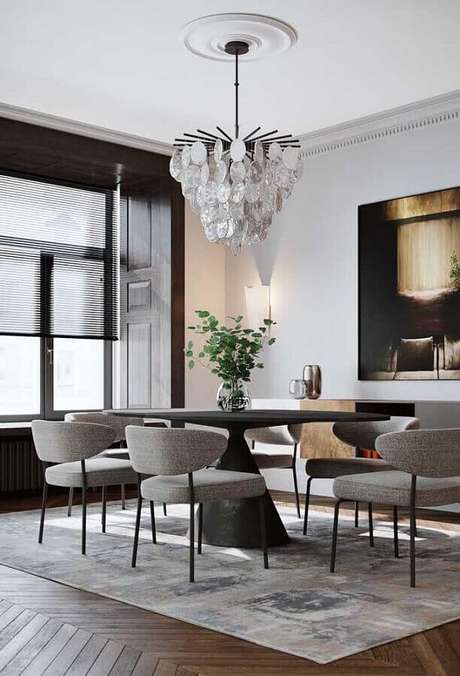 6. Decoração com lustre de teto para sala de jantar com mesa redonda – Foto: Behance 6. Decoração com lustre de teto para sala de jantar com mesa redonda – Foto: Behance