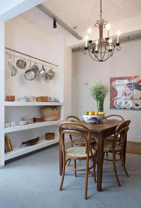 36. Decoração simples com lustre de teto para sala de jantar – Foto: Behance 36. Decoração simples com lustre de teto para sala de jantar – Foto: Behance