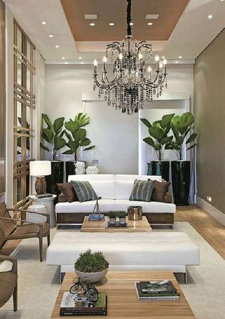 35. Decoração para sala de jantar com lustre de teto de cristais – Foto: Pinterest 35. Decoração para sala de jantar com lustre de teto de cristais – Foto: Pinterest