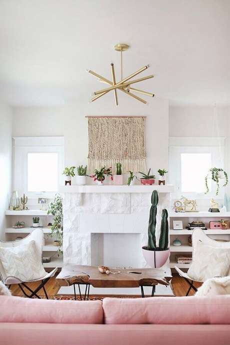 17. Decoração clean com sofá rosa e lustre de teto para sala de estar – Foto: Apartment Therapy 17. Decoração clean com sofá rosa e lustre de teto para sala de estar – Foto: Apartment Therapy