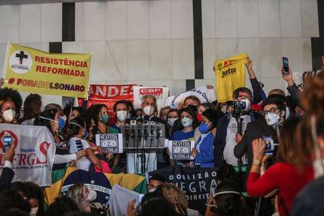 Parlamentares e representantes de diversas entidades durante coletiva de imprensa realizada após a apresentação do superpedido de impeachment contra Bolsonaro Parlamentares e representantes de diversas entidades durante coletiva de imprensa realizada após a apresentação do superpedido de impeachment contra Bolsonaro