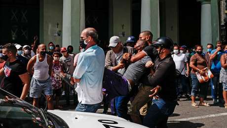 Policiais e agentes civis reprimiram a manifestação