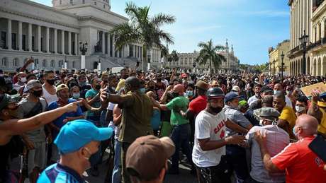 Protestos tomaram as ruas de Cuba em diversas cidades neste domingo