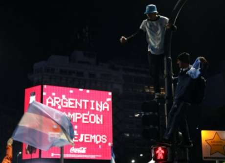 Festa dos torcedores argentinos em Buenos Aires (Foto: ALEJANDRO PAGNI / AFP)