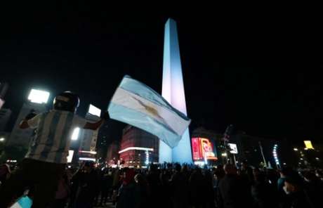 Festa dos torcedores argentinos no Obelisco, em Buenos Aires (Foto: ALEJANDRO PAGNI / AFP)