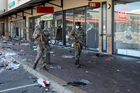 Lojas saqueadas em Soweto, na África do Sul13/7/2021   REUTERS/Siphiwe Sibeko